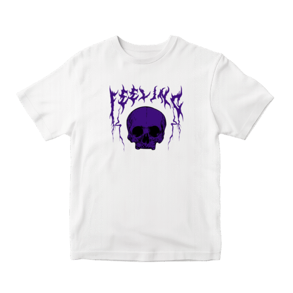 Playera blanca con calavera morada y texto "FEELING" estilo gótico