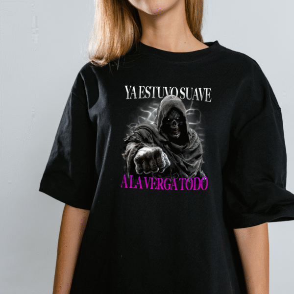 Mujer con playera negra de calaca chida con frase de ya estuvo suave a la vrga todo de Playeras MTY Estilo Streetwear