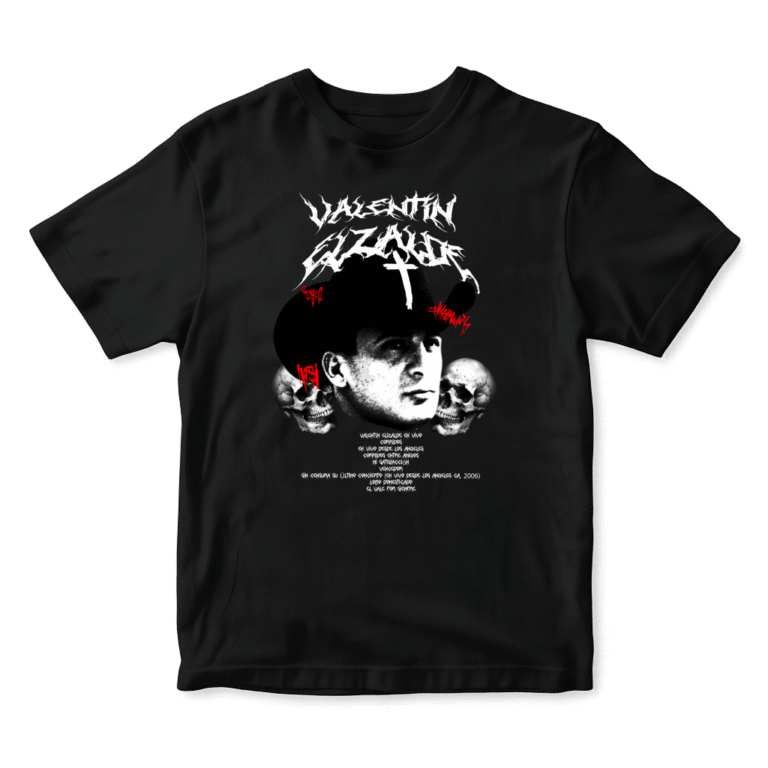 Playera negra oversize con diseño gótico de Valentín Elizalde y calaveras