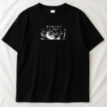 Playera oversize negra con diseño de Guts de Berserk en blanco