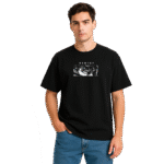 Modelo con playera oversize negra con diseño de Guts de Berserk y fondo transparente